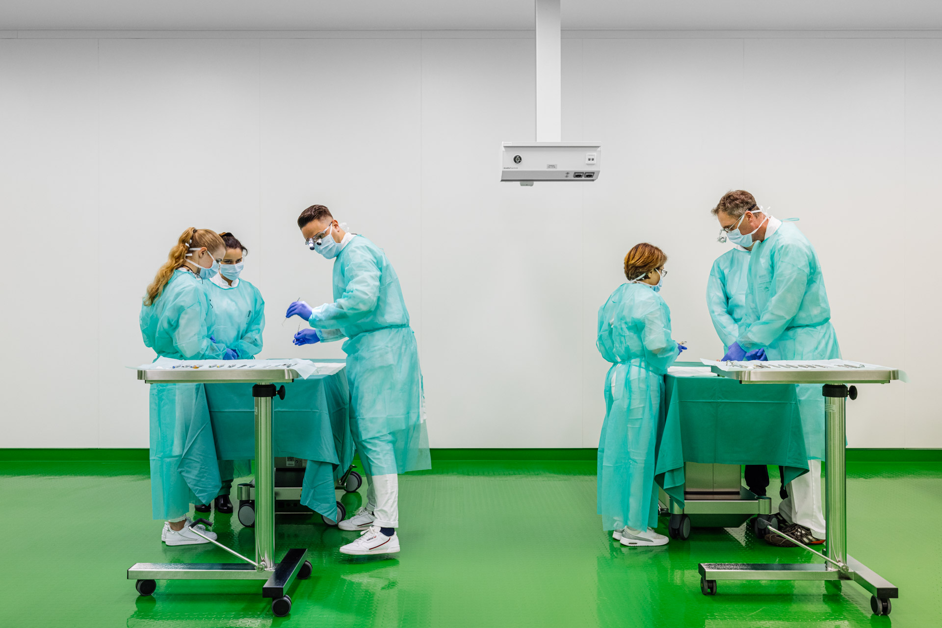 ©MartinBraun_201116-IA-Demo_OP-0155-1920px group working on operation tables