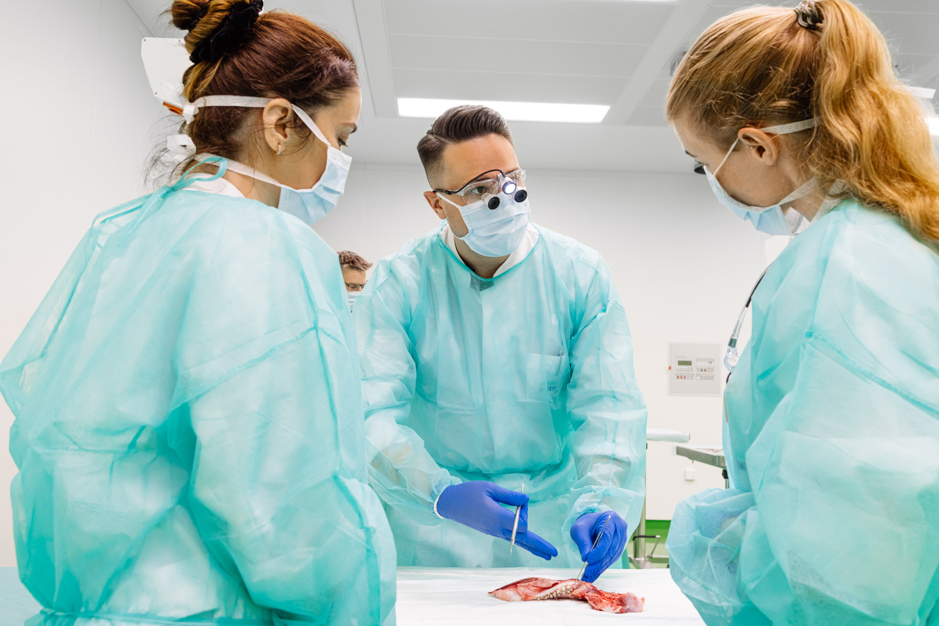 ©MartinBraun_201116-IA-Demo_OP-0167-1920px professor teaching students